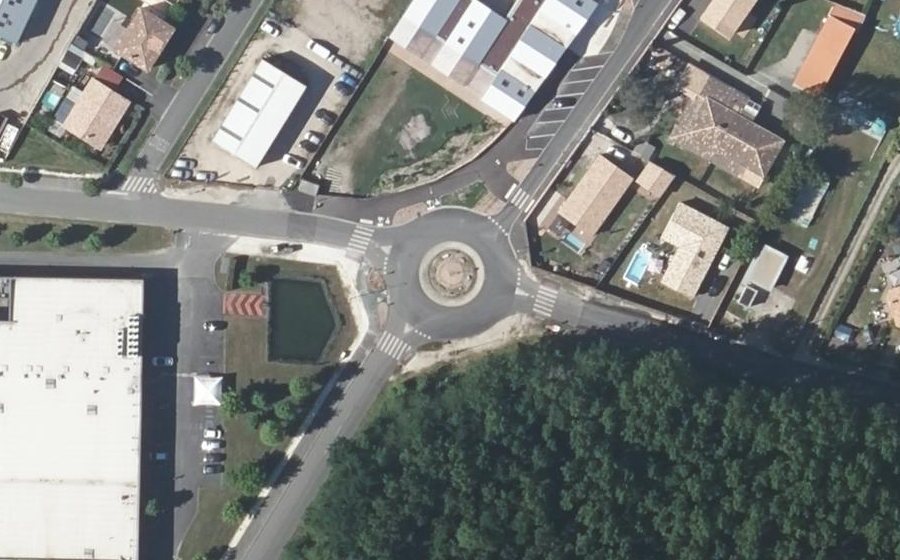 Vue aérienne du Rond-point anonyme n°196836477