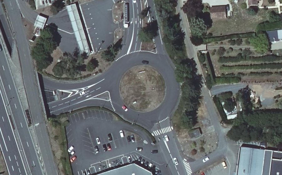 Vue aérienne du Rond-point anonyme n°196844656