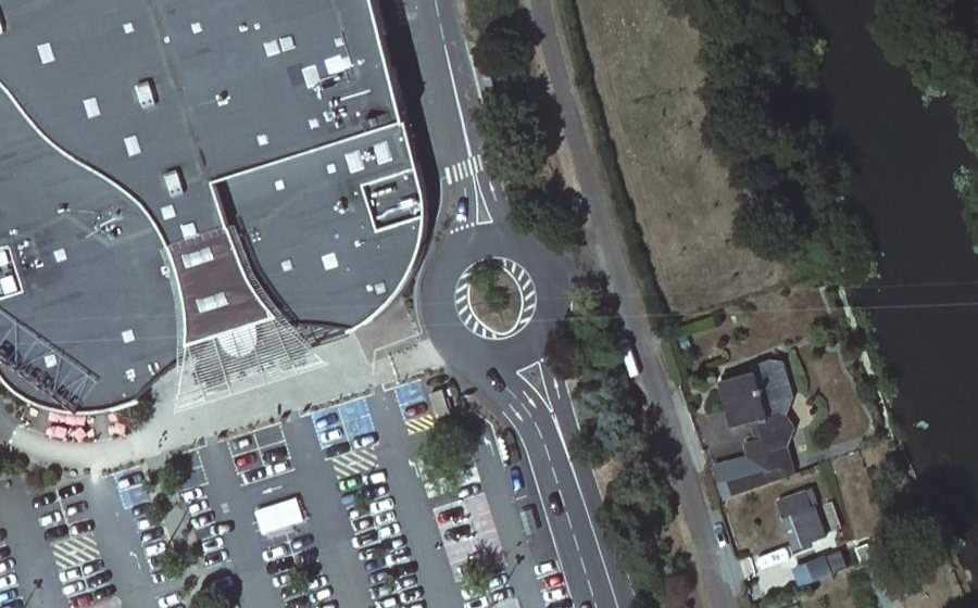 Vue aérienne du Rond-point anonyme n°196844688