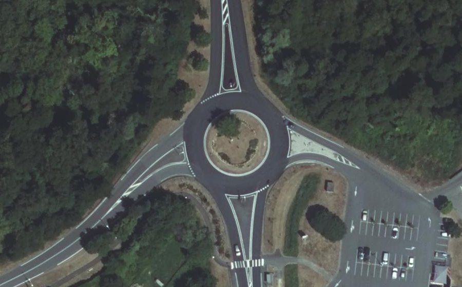 Vue aérienne du Rond-point anonyme n°196844713