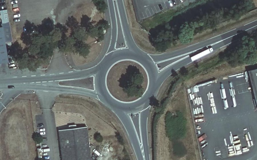 Vue aérienne du Rond-point anonyme n°196844714