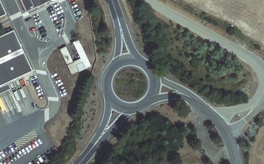 Vue aérienne du Rond-point anonyme n°196844725
