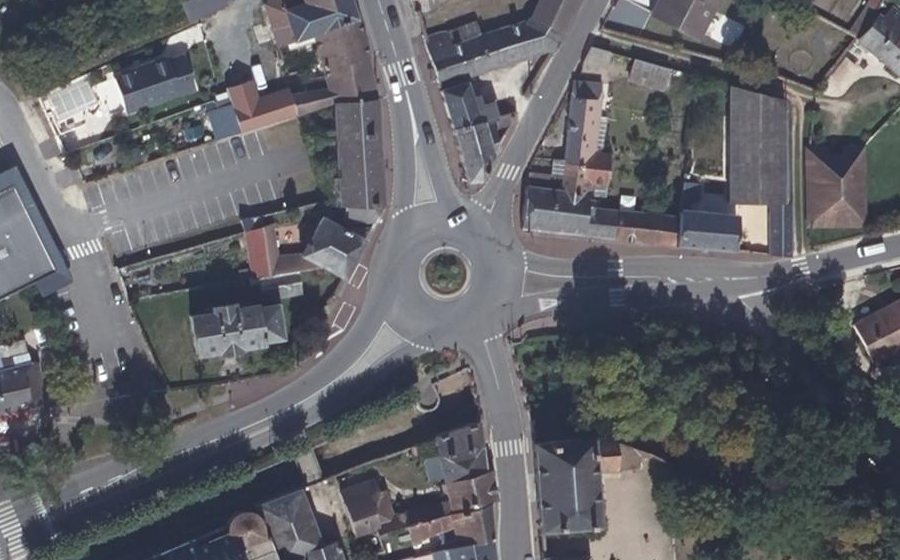 Vue aérienne du Rond-point anonyme n°196847841