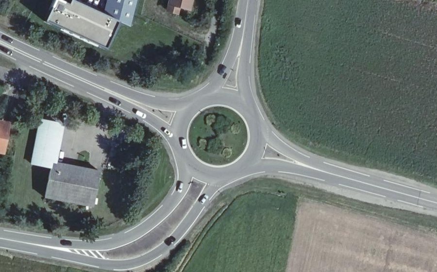 Vue aérienne du Rond-point anonyme n°196853626
