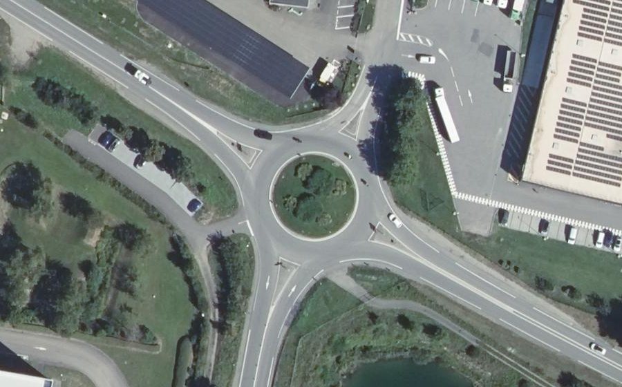 Vue aérienne du Rond-point anonyme n°196853627