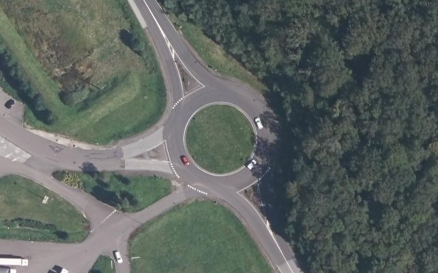 Vue aérienne du Rond-point anonyme n°196861323