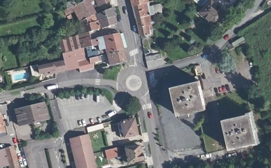 Vue aérienne du Rond-point anonyme n°196861369