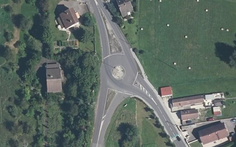 Vue aérienne du Rond-point anonyme n°196861372