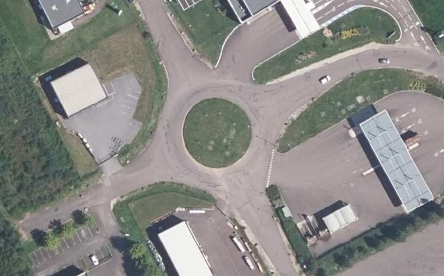 Vue aérienne du Rond-point anonyme n°196861378