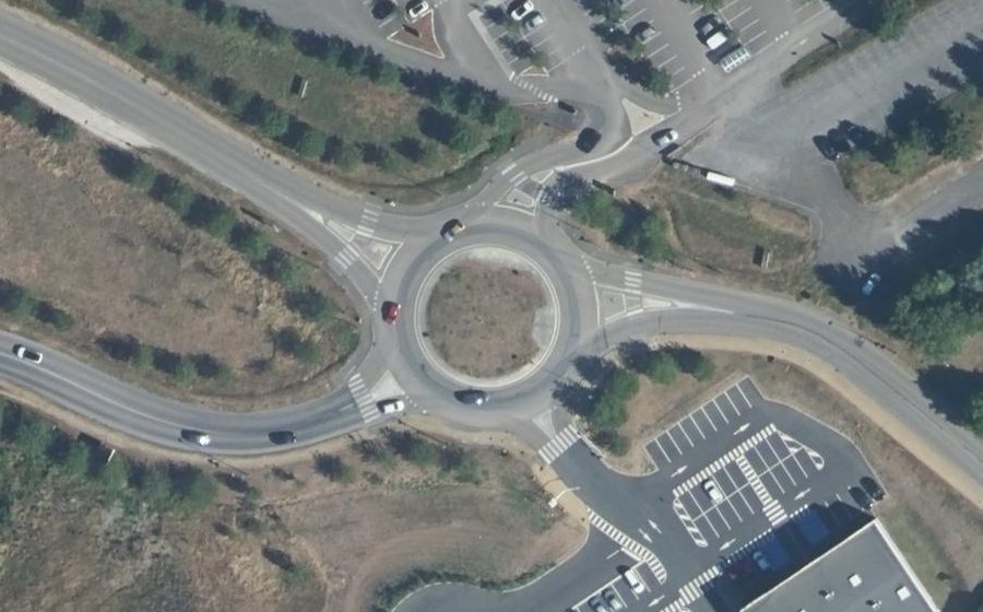 Vue aérienne du Rond-point anonyme n°196877387