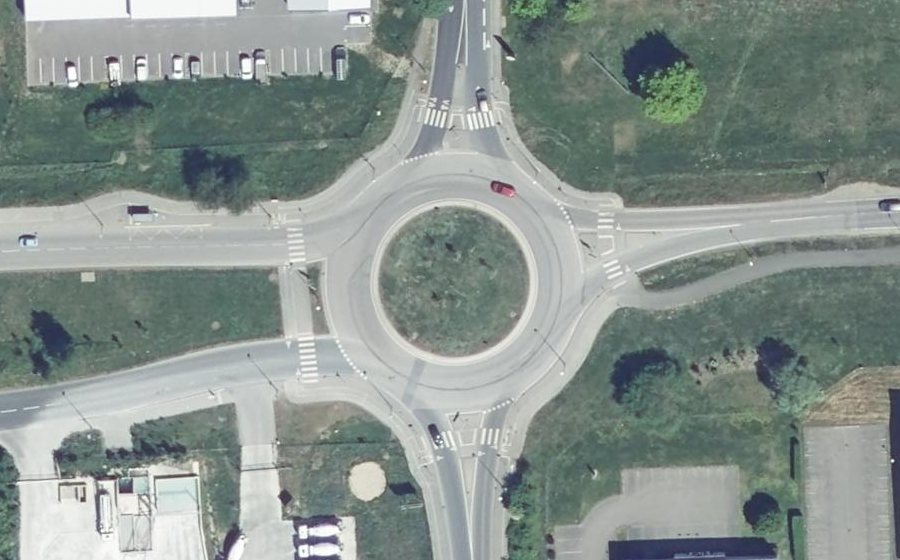 Vue aérienne du Rond-point anonyme n°196888613