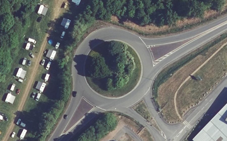Vue aérienne du Rond-point anonyme n°196956454