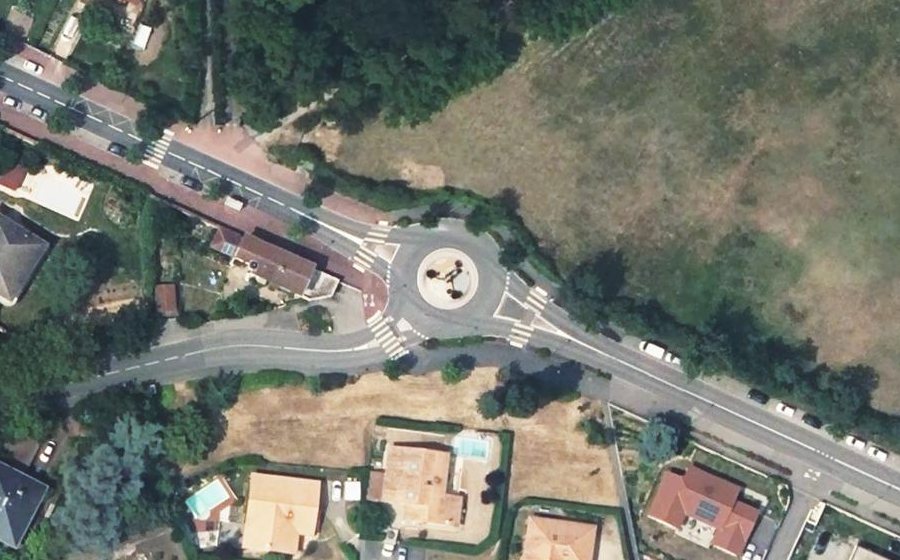 Vue aérienne du Rond-point anonyme n°196994386