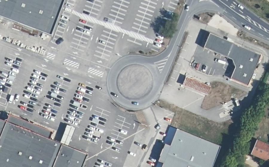 Vue aérienne du Rond-point anonyme n°197030784