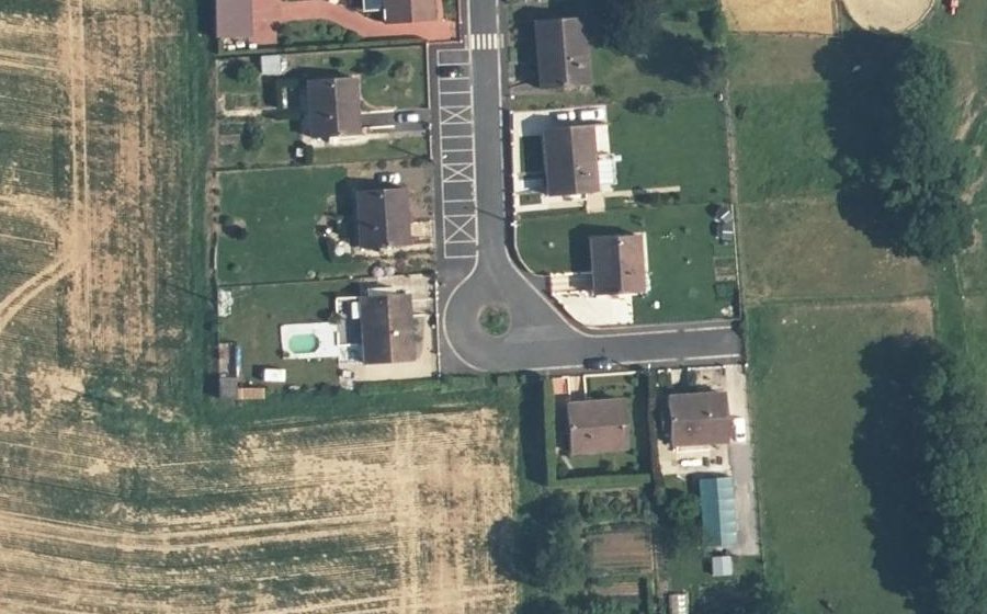 Vue aérienne du Rond-point anonyme n°197064486