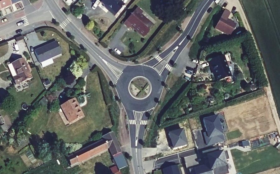 Vue aérienne du Rond-point anonyme n°197078908