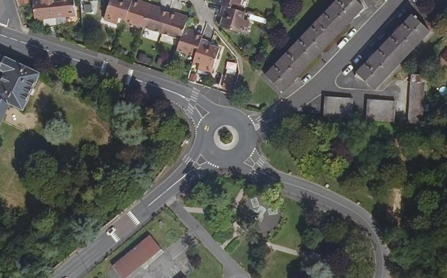 Vue aérienne du Rond-point anonyme n°197135861