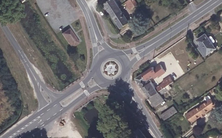 Vue aérienne du Rond-point anonyme n°197137543