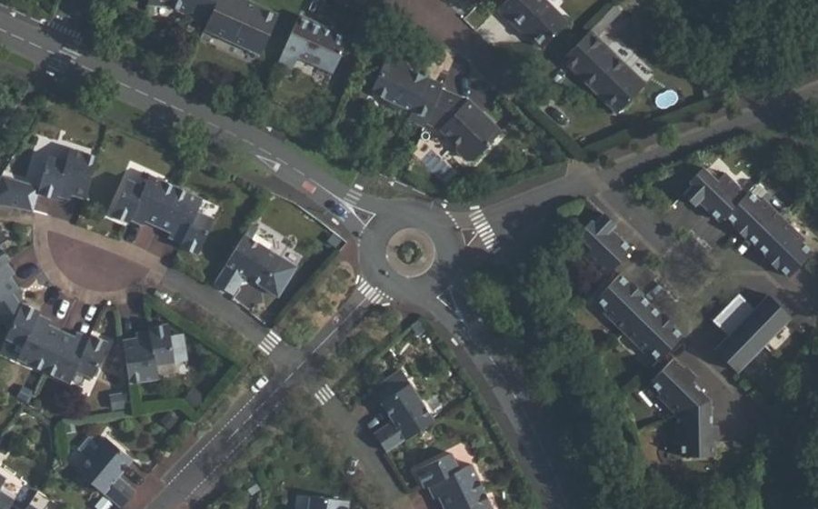 Vue aérienne du Rond-point anonyme n°197146958