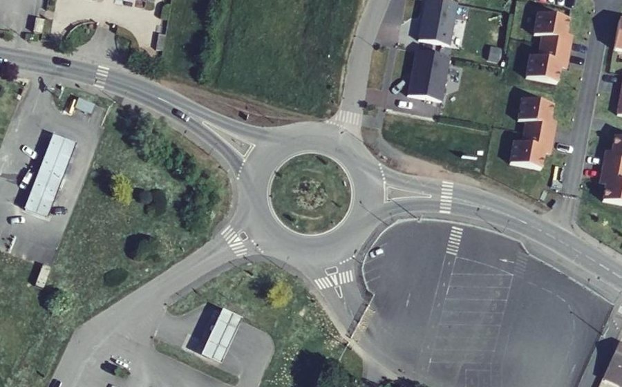 Vue aérienne du Rond-point anonyme n°197173380