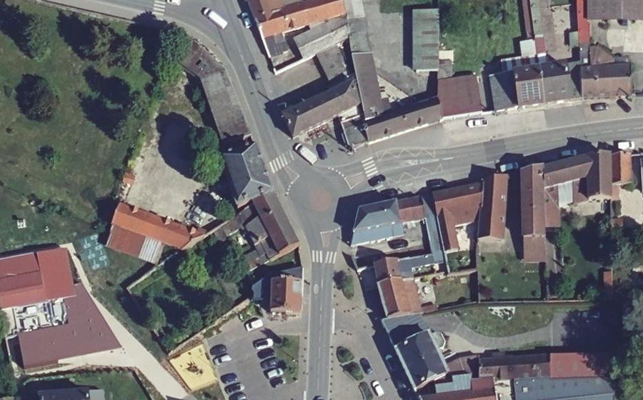 Vue aérienne du Rond-point anonyme n°197173381