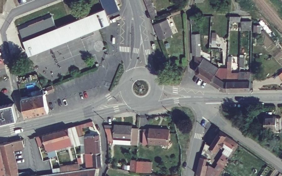 Vue aérienne du Rond-point anonyme n°197189577
