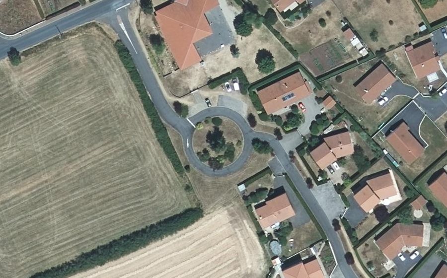 Vue aérienne du Rond-point anonyme n°197195279