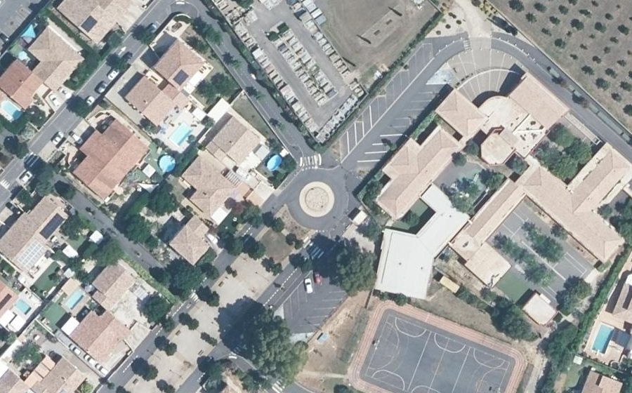 Vue aérienne du Rond-point anonyme n°197245625