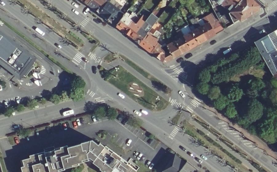 Vue aérienne du Rond-point anonyme n°197253677