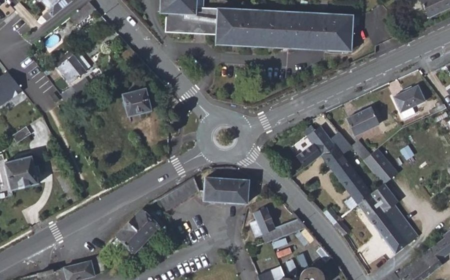 Vue aérienne du Rond-point anonyme n°197337453