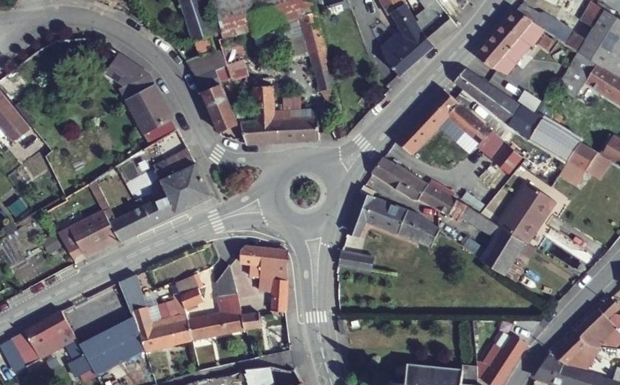 Vue aérienne du Rond-point anonyme n°197366406