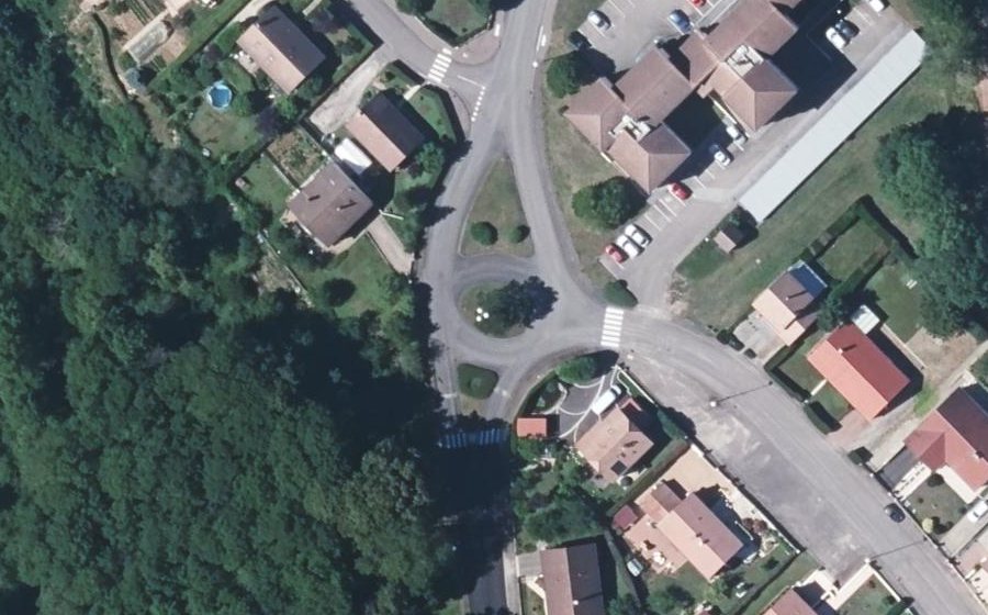 Vue aérienne du Rond-point anonyme n°197375709
