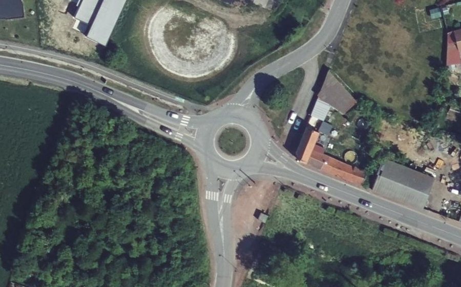 Vue aérienne du Rond-point anonyme n°197377023