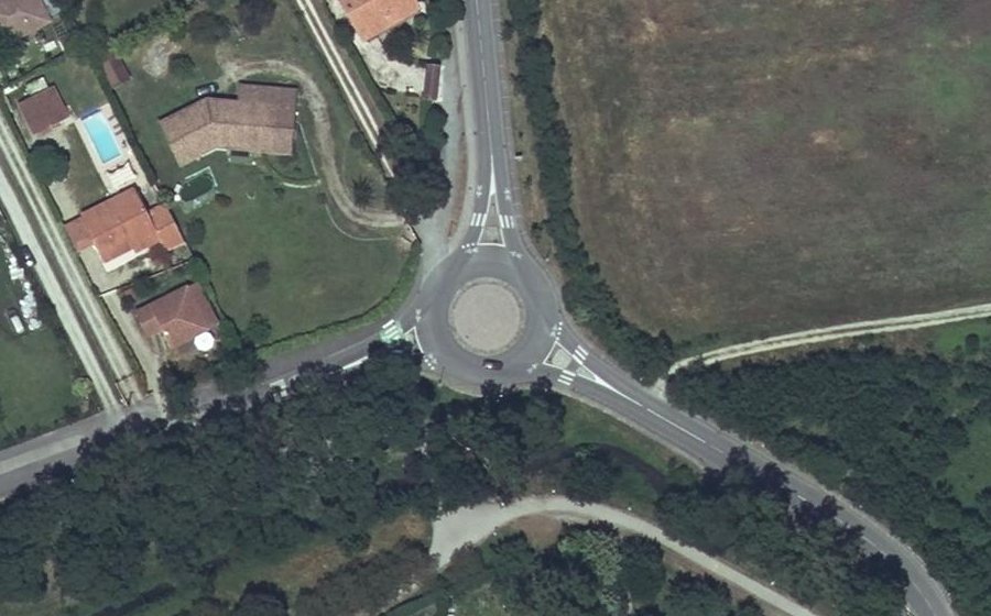 Vue aérienne du Rond-point anonyme n°197415341