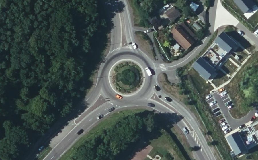 Vue aérienne du Rond-point anonyme n°197426847