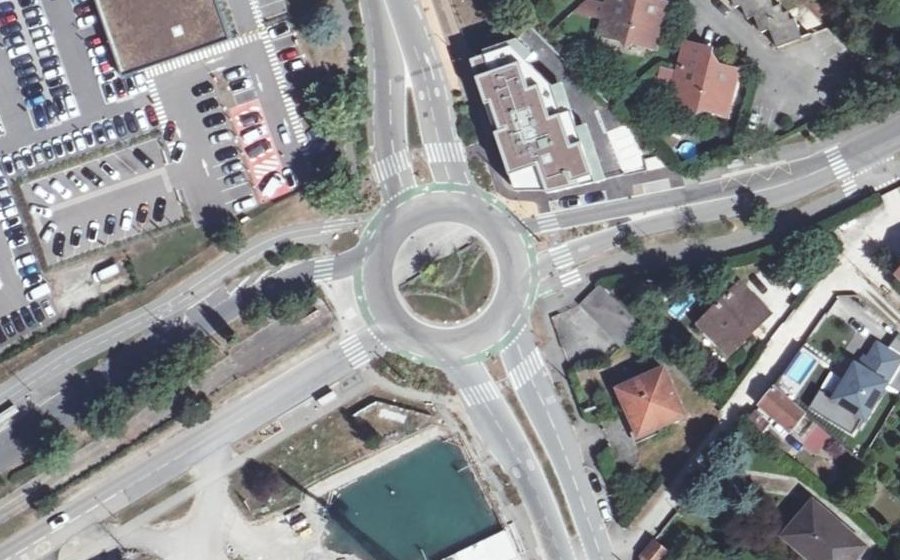 Vue aérienne du Rond-point anonyme n°197431198