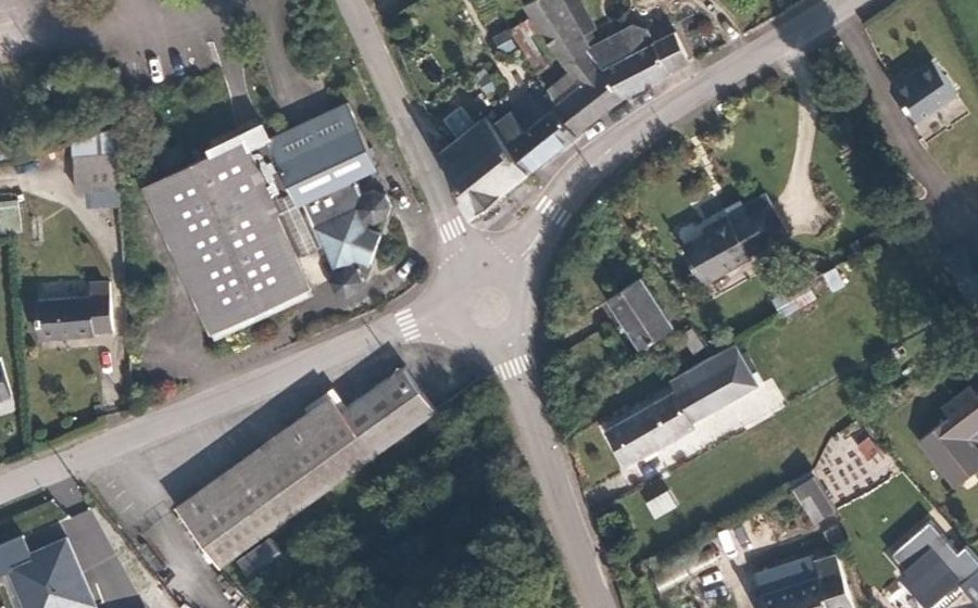 Vue aérienne du Rond-point anonyme n°197438921