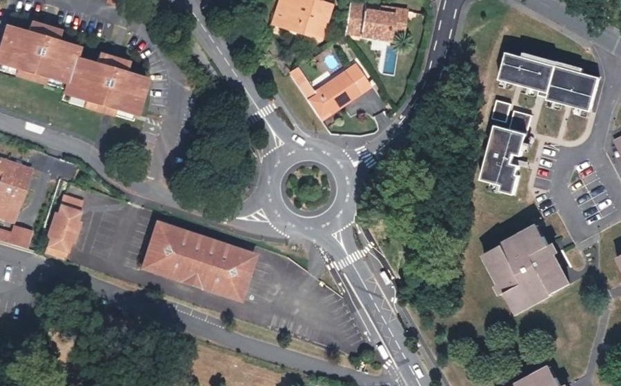 Vue aérienne du Rond-point anonyme n°197443038