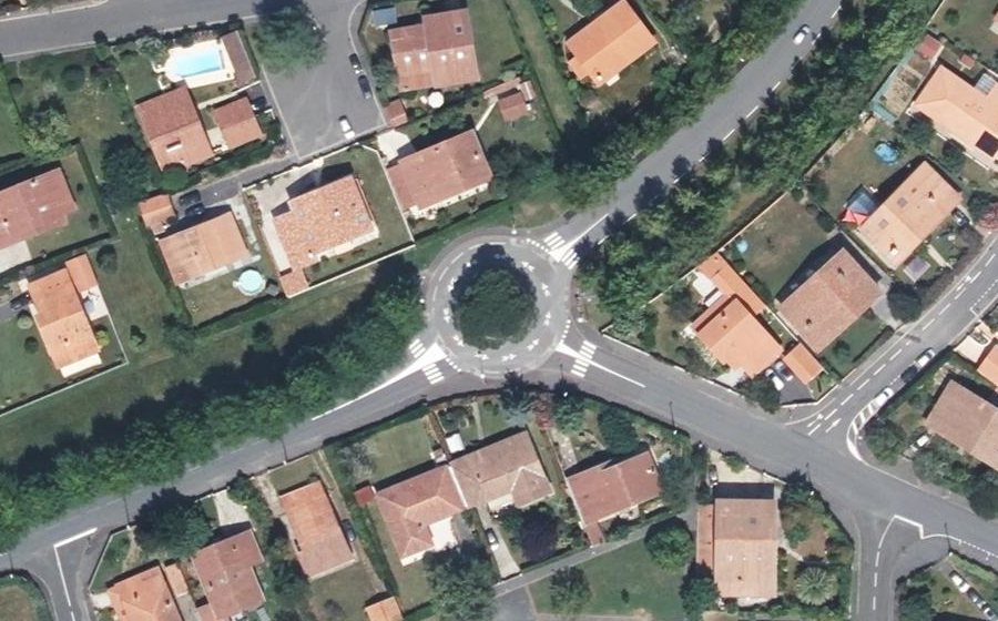 Vue aérienne du Rond-point anonyme n°197443039