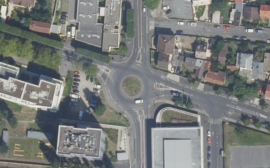 Vue aérienne du Rond-point anonyme n°197524285
