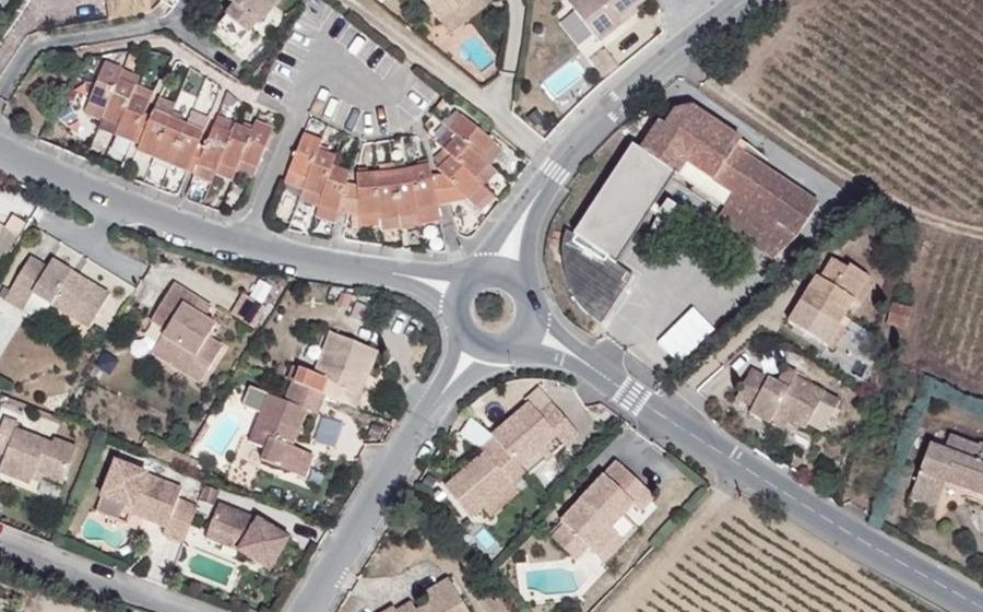 Vue aérienne du Rond-point anonyme n°197535092