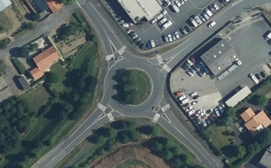 Vue aérienne du Rond-point anonyme n°197544127