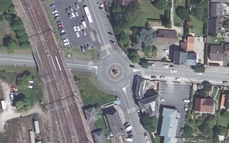 Vue aérienne du Rond-point anonyme n°197560732