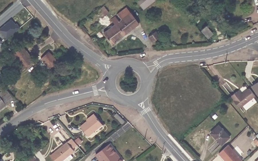 Vue aérienne du Rond-point anonyme n°197581521