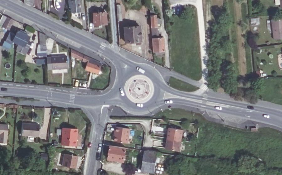 Vue aérienne du Rond-point anonyme n°197584449