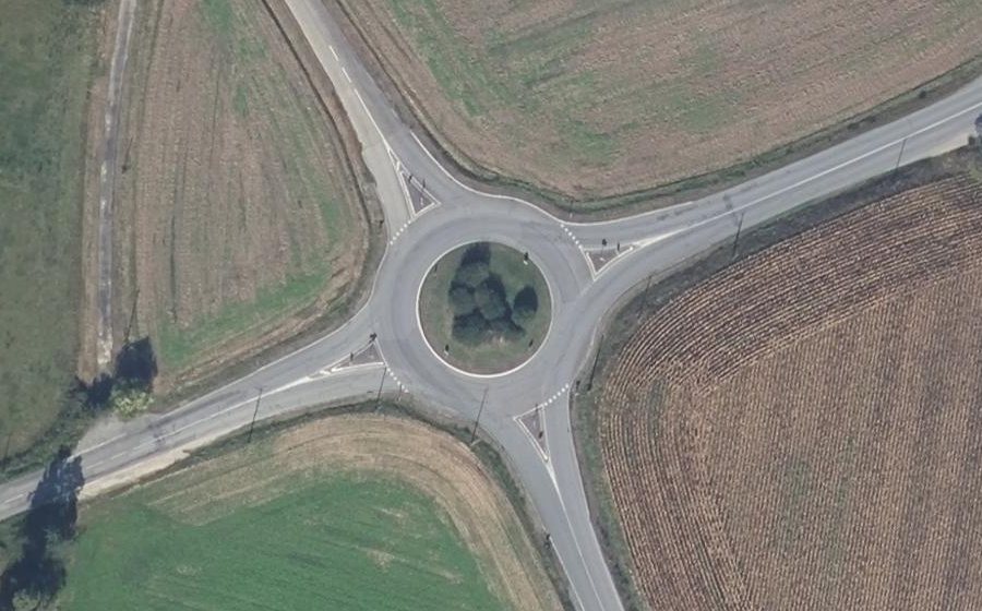 Vue aérienne du Rond-point anonyme n°197594467