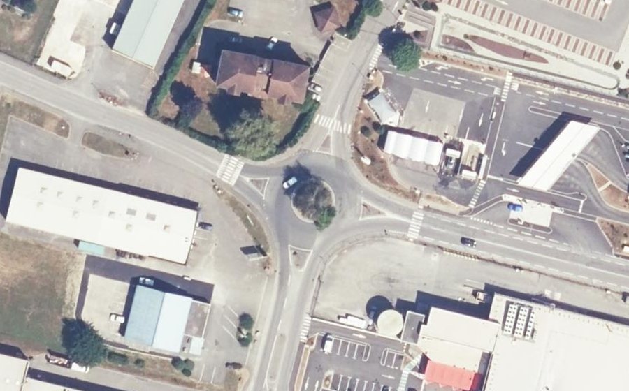 Vue aérienne du Rond-point anonyme n°197627265