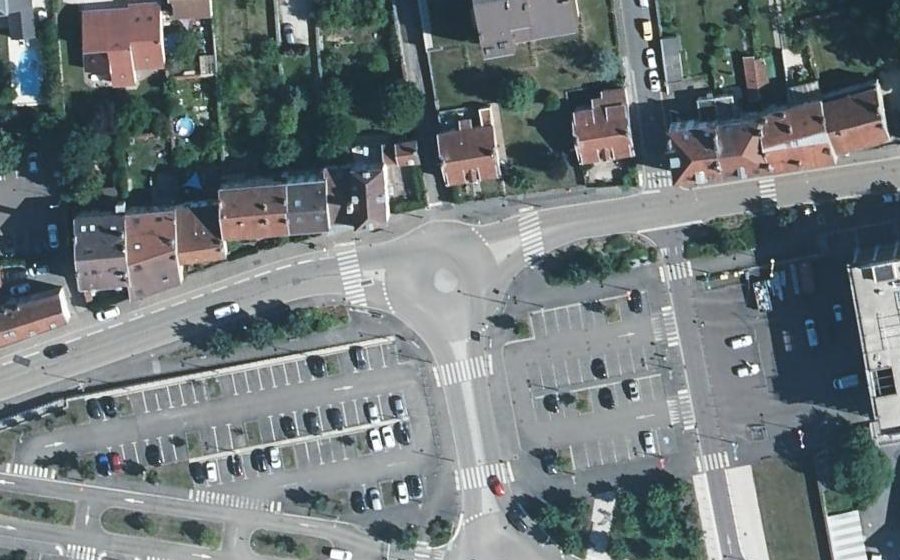 Vue aérienne du Rond-point anonyme n°197635074