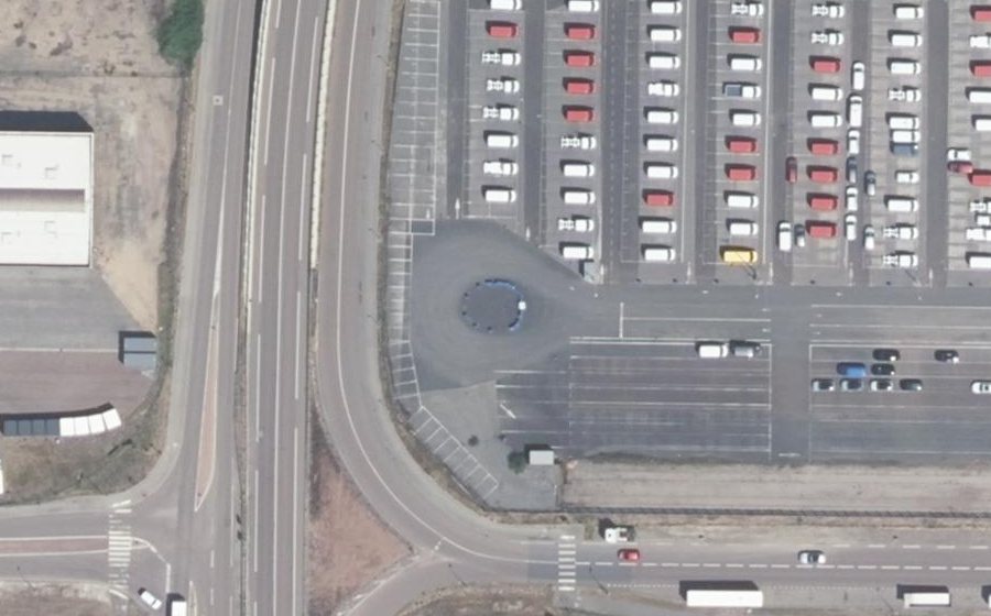 Vue aérienne du Rond-point anonyme n°197649478