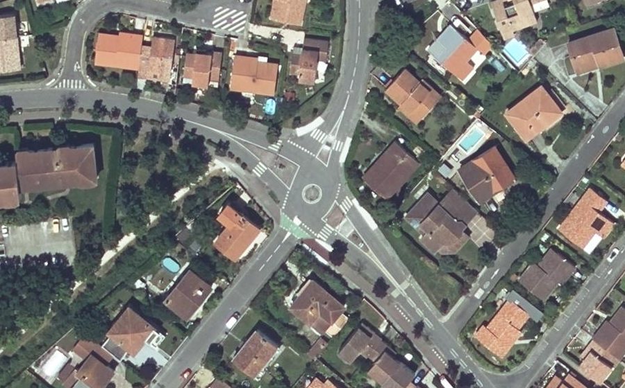 Vue aérienne du Rond-point anonyme n°197675185
